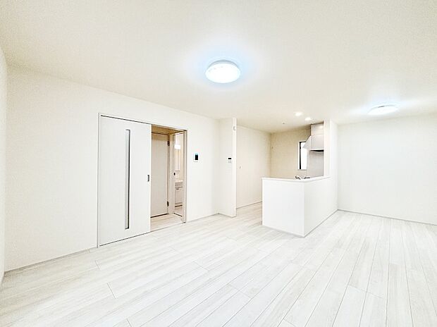 ご家族の賑やかな話し声で包まれる明るいリビング