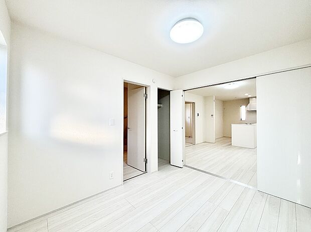 リビング隣接の洋室は個室としても利用できます