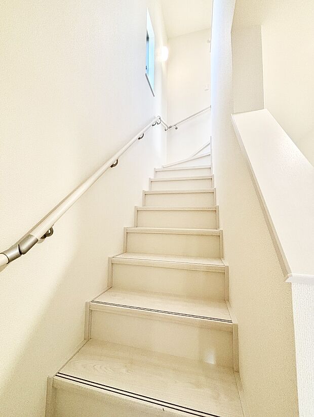 階段は手すり付きなので小さなお子さまやご高齢の方も安心です