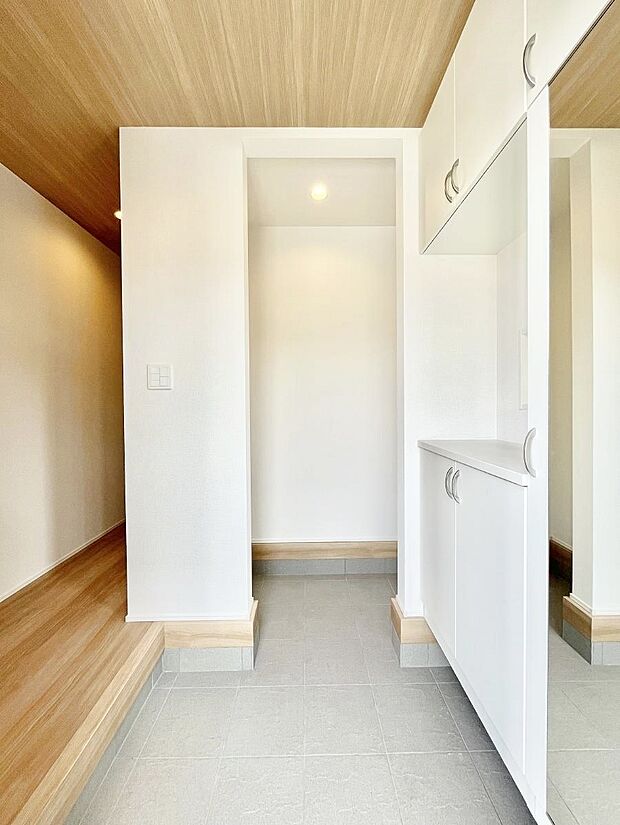 ミラー付きシューズボックスはお出かけ前の身だしなみチェックに便利