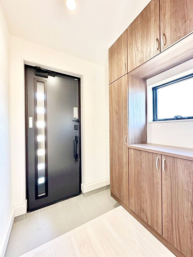 下駄箱はご家族の写真や季節のインテリアで飾り棚として演出できます