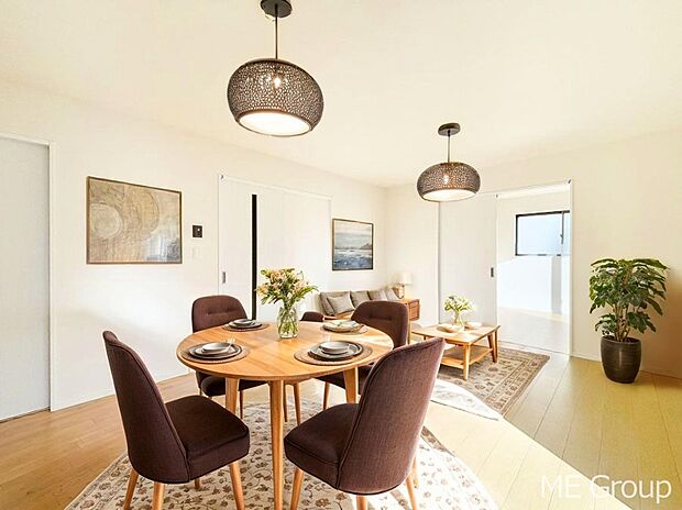 ご家族の賑やかな話し声で包まれる明るいリビング  ※家具はCGです