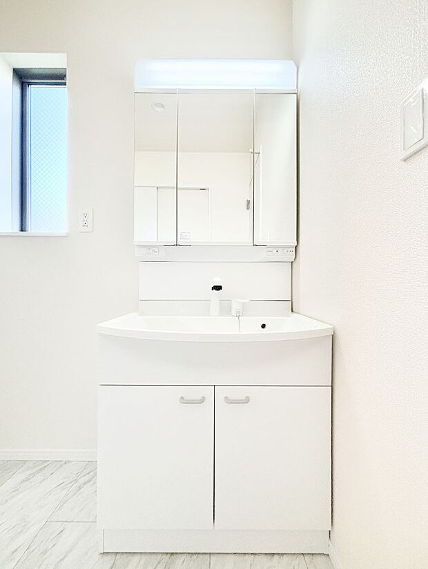 大きく見やすい三面鏡で清潔感ある洗面台は、身だしなみチェックや肌のお手入れにおすすめです。 