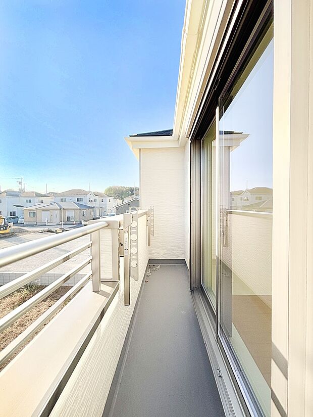 ゆったりバルコニーだから沢山お洗濯ものを干せます。