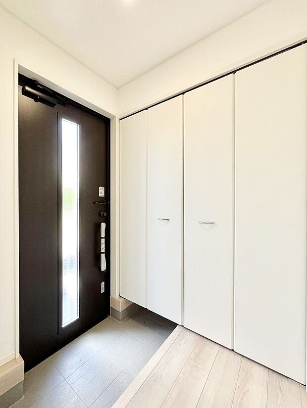 散らかりがちな玄関もスッキリの玄関収納付