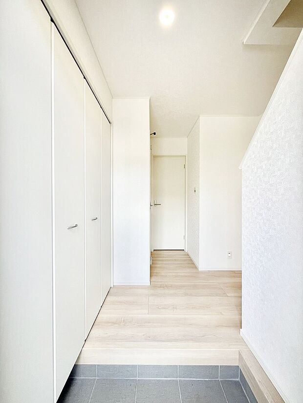 家族の帰宅やお客様をあたたかく迎える玄関    