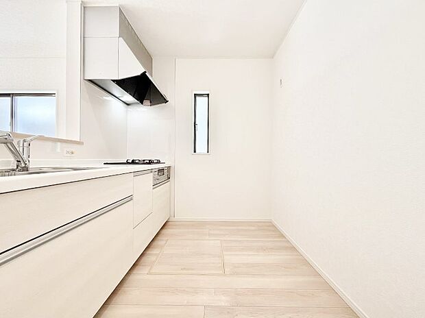 爽やかな風が通り抜けるキッチン。窓があるので明るく換気にも役立ちます。