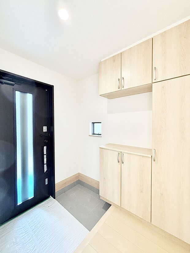 ガラススリットの入った玄関ドアが室内に光を届けてくれます