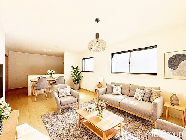 落ち着いた雰囲気のLDKは家族みんなの快適空間※家具はCGです