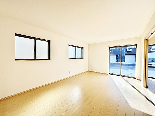 大きな窓からたっぷりの陽光と風を感じられるリビング