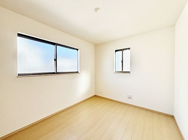 窓からのやさしい光が心地よいプライベートルーム