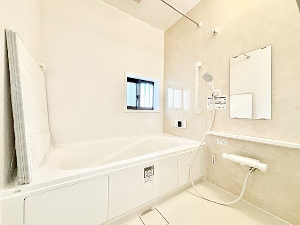 一日の疲れを癒してくれる明るい清潔感のあるバスルーム