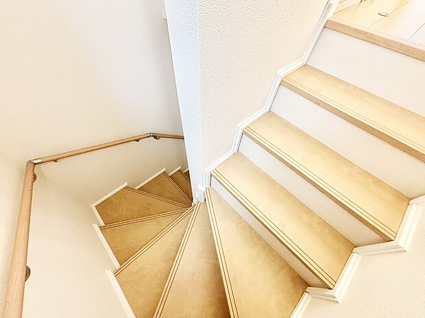 階段は手すり付きなので小さなお子さまやご高齢の方も安心です