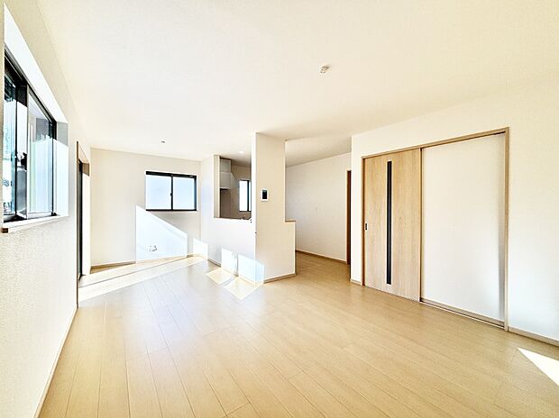 ご家族の賑やかな話し声で包まれる明るいリビング