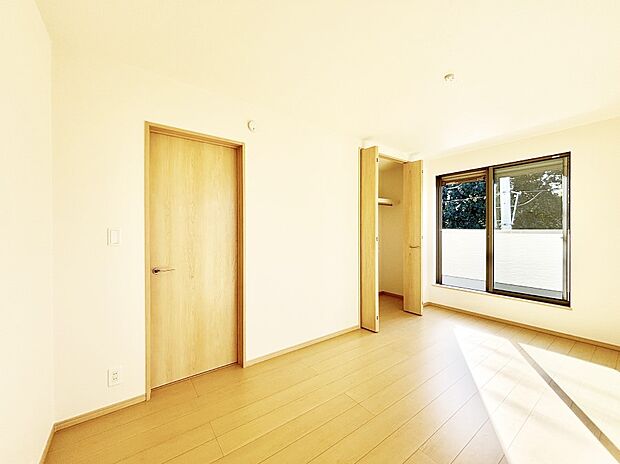 バルコニーが開放感をプラスしてくれる洋室