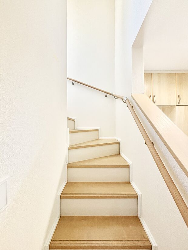 階段は手すり付きなので小さなお子さまやご高齢の方も安心です