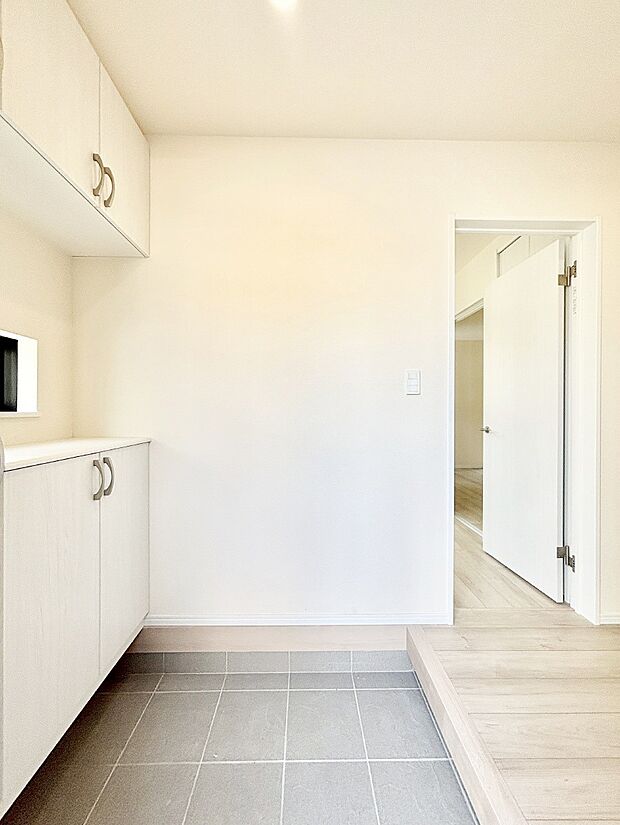 飾り棚を利用して、お越しいただくお客様をおもてなしできます。