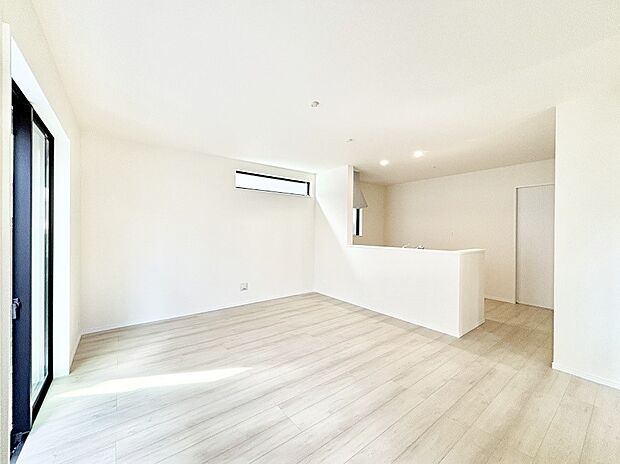 ナチュラルテイストの優しく柔らかい色使いのフローリングが素敵なリビングですね。