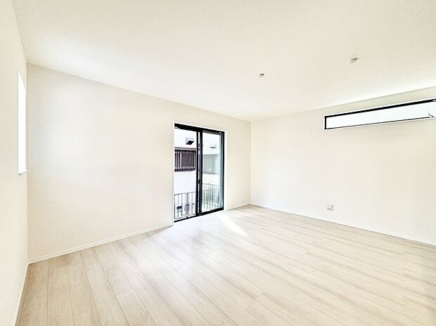 明るい陽光が注ぎ、寛ぎの雰囲気に満たされるリビング・ダイニング。 