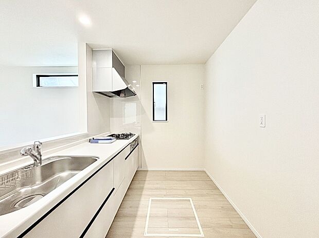 爽やかな風が通り抜けるキッチン。窓があるので明るく換気にも役立ちます。