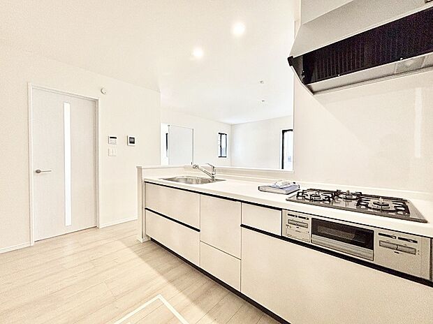 カウンター越しに楽しいおしゃべり。いつものお料理がもっと美味しくなりそうですね。