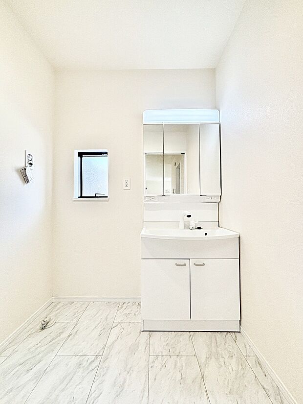 大きく見やすい三面鏡で清潔感ある洗面台は、身だしなみチェックにおすすめです。