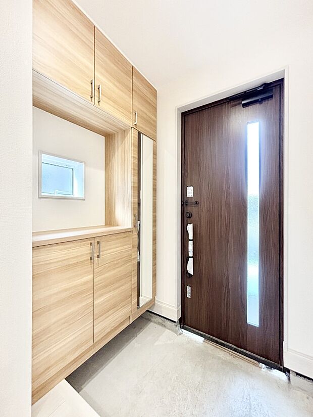 明るい玄関はお客様をお出迎えするのにぴったりです!