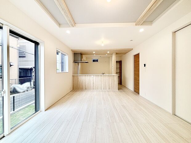 ご家族の賑やかな話し声で包まれる明るいリビング