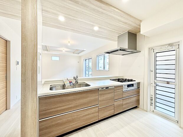 リビングで遊ぶお子様を見守りながらお料理ができる対面キッチン。