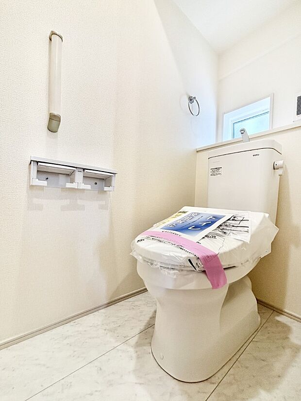 明るく清潔感のあるトイレです。