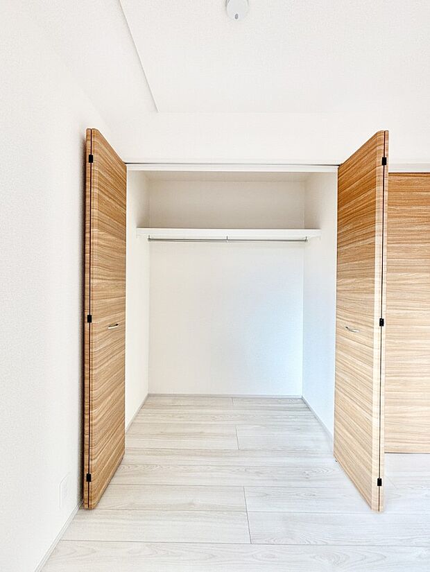 洋室のクローゼット。奥行きがあるので厚手の衣類もすっきり収まります。