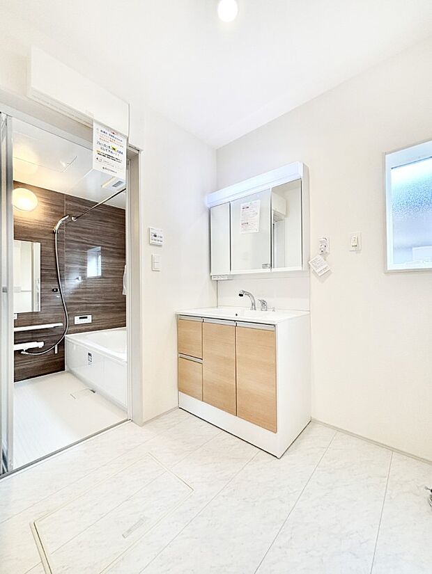 明るい洗面所は毎朝の身支度も楽しくできちゃいそうです。