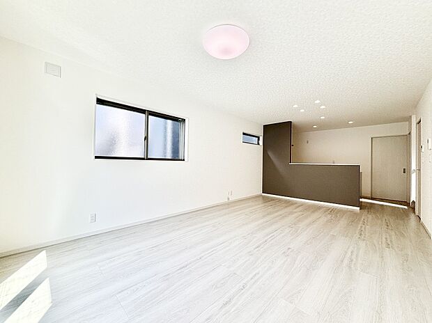 ご家族の賑やかな話し声で包まれる明るいリビング