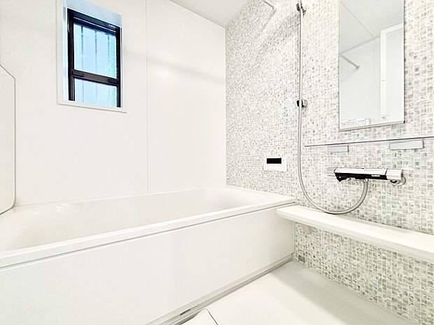 一日の疲れを癒してくれる明るい清潔感のあるバスルーム