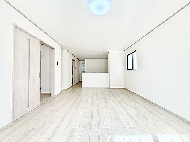 明るい陽光が注ぎ、寛ぎの雰囲気に満たされるリビング・ダイニング。 