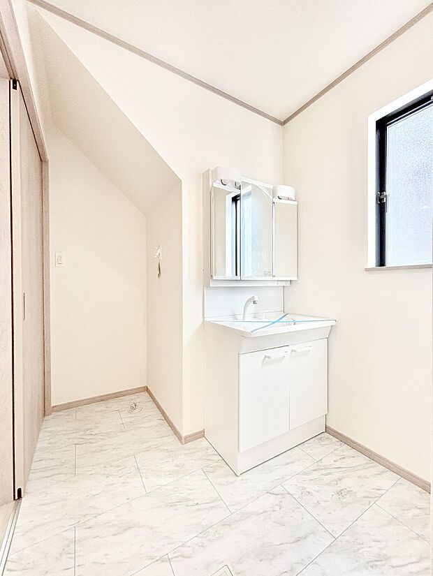 洗面所はゆとりのあるスペースで、身支度や入浴後のスキンケアも心に余裕をもってできそうです。  