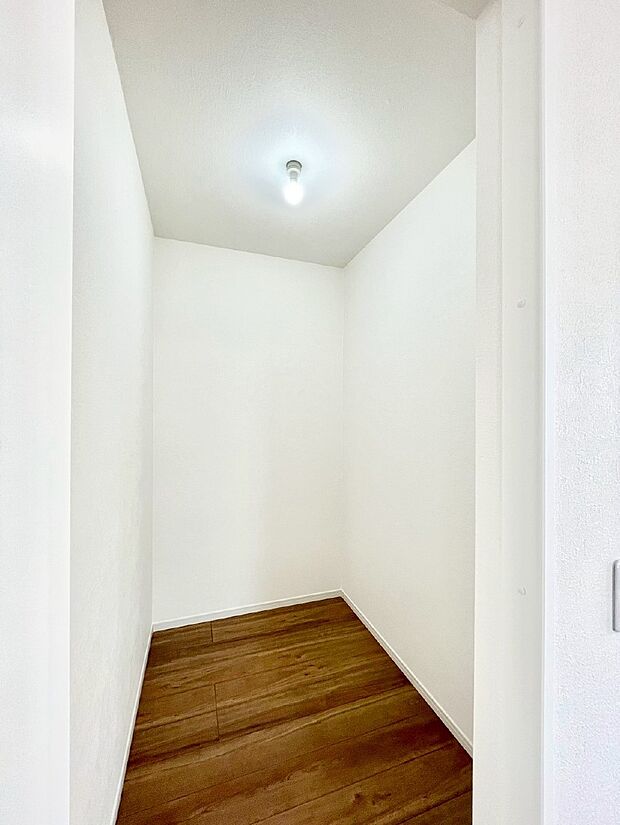 物が溢れがちな家族共有の小物や日用品などをたっぷり収納できるリビング収納　