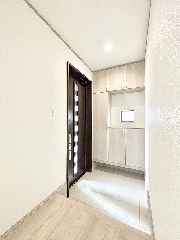 明るい玄関はお客様をお出迎えするのにぴったりです！ 