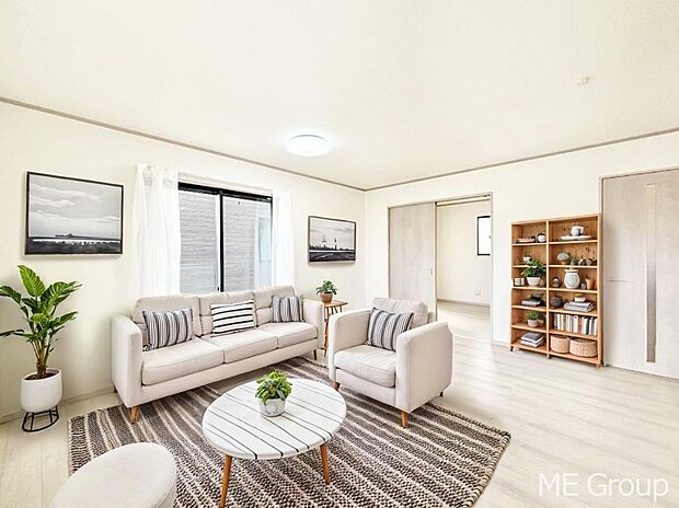 ご家族の賑やかな話し声で包まれる明るいリビング ※家具はCGです