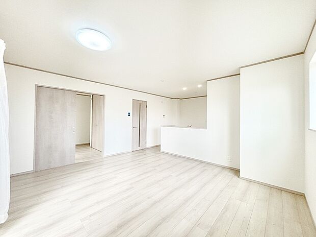 明るい陽光が注ぎ、寛ぎの雰囲気に満たされるリビング・ダイニング。