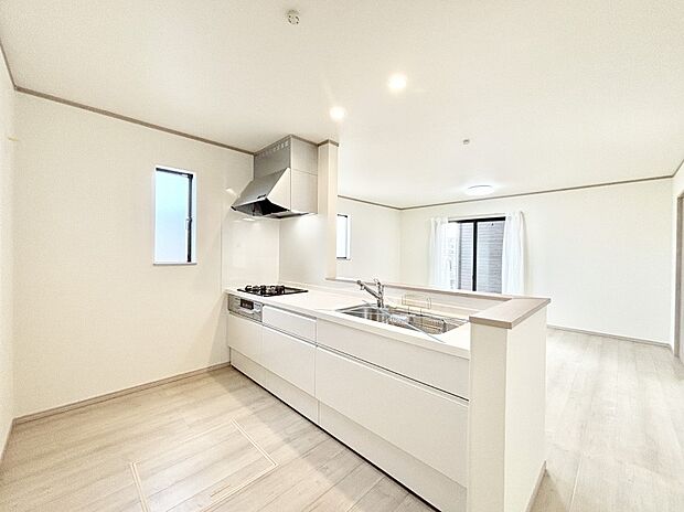 爽やかな風が通り抜けるキッチン。窓があるので明るく換気にも役立ちます。