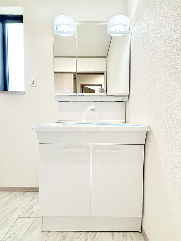 明るい洗面所は毎朝の身支度も楽しくできちゃいそうです。