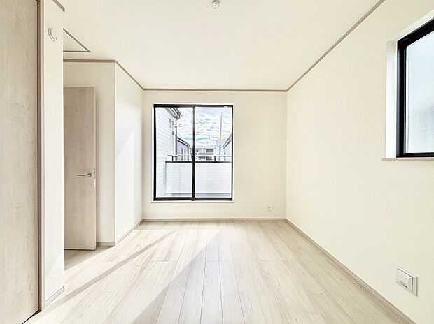 やさしい光がさしこむ居室はしっかり収納付き