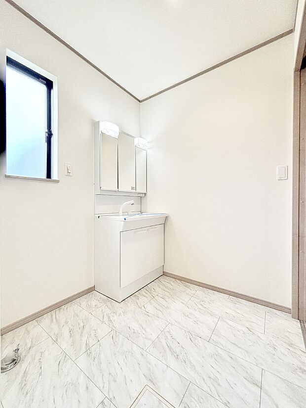 小窓がついているので湿気の多い場所でも換気が十分行えます。毎日の身支度を気持ち良く！