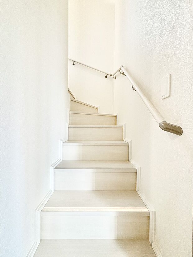 安全性を考慮し階段には手すりを設置しています