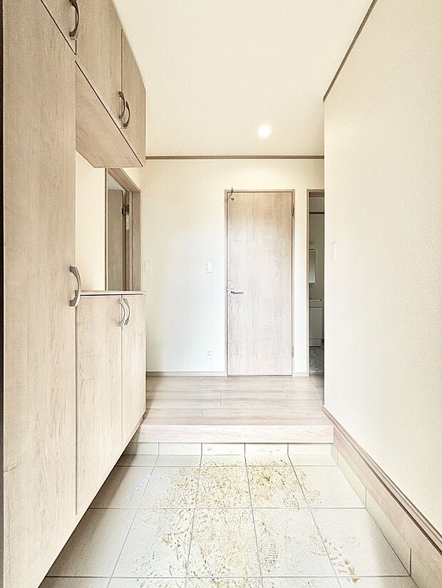 いつもきれいにしておきたい玄関ですね。