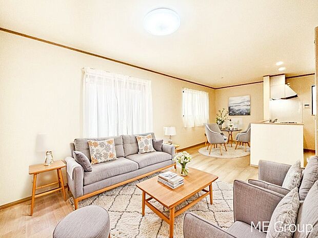 ご家族の賑やかな話し声で包まれる明るいリビング  ※家具はCGです