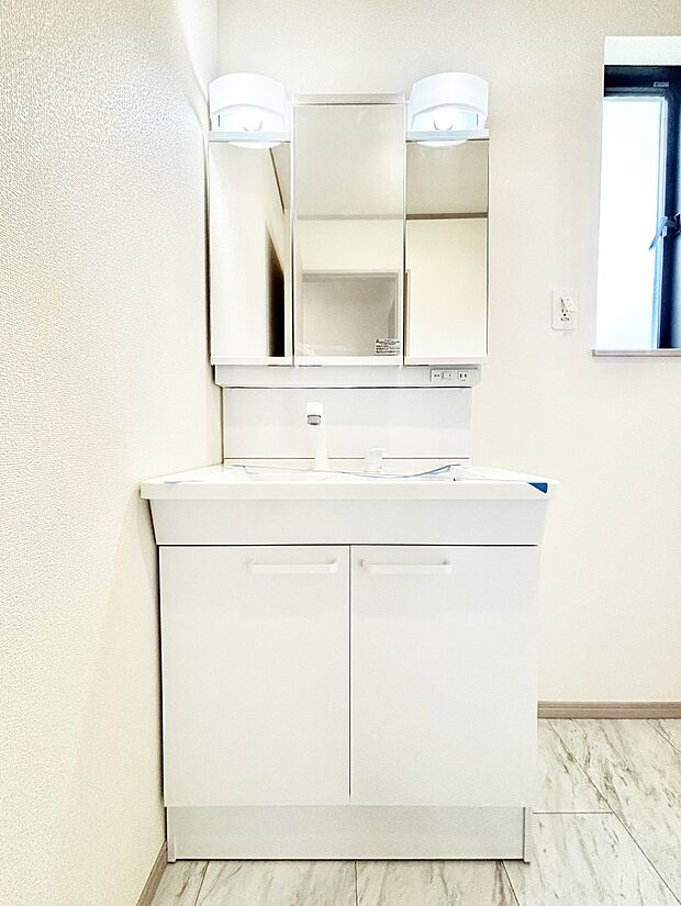 明るい洗面所は毎朝の身支度も楽しくできちゃいそうです。