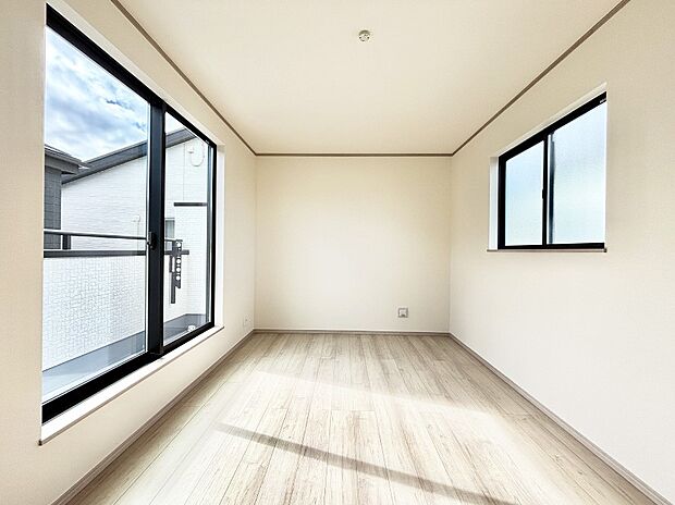 窓からのやさしい光が心地よいプライベートルーム