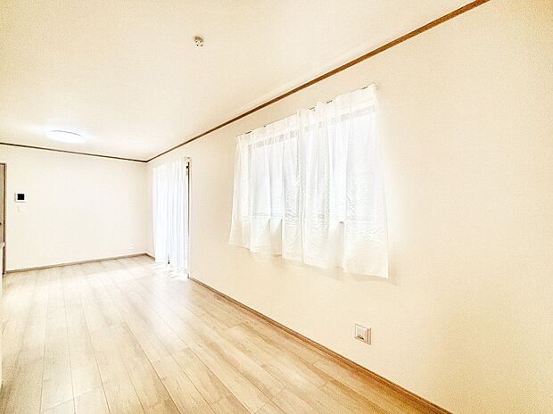 家族の笑顔が自然と生まれてくる、そんな雰囲気のダイニングに仕上がっています